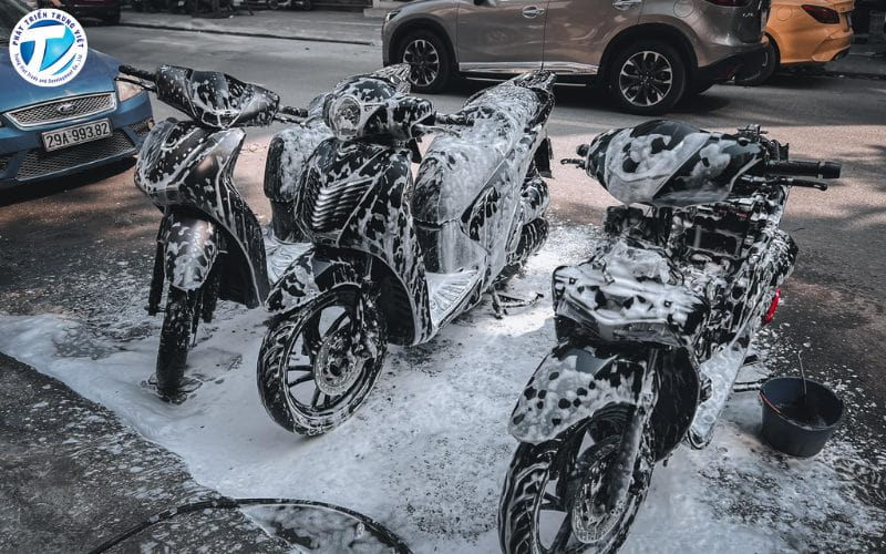 Vệ sinh xe trước khi dán decal 